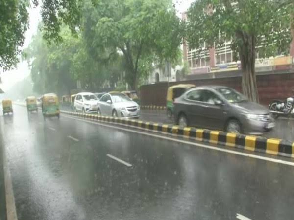 दिल्ली में भारी बारिश और तेज़ हवाओं का असर: इंडिगो, स्पाइसजेट और एयर इंडिया ने जारी किया अलर्ट